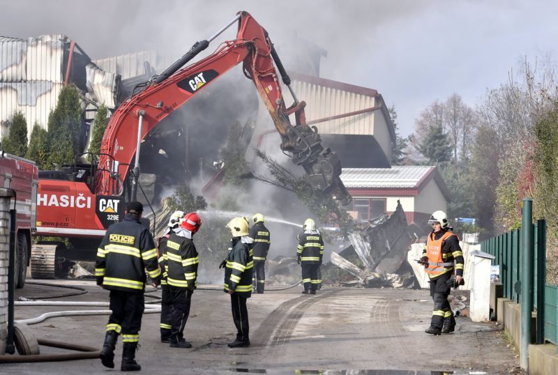 Vyhořelá skladová hala na pražené ořechy a sušené ovoce v Horní Cerekvi na Pelhřimovsku.