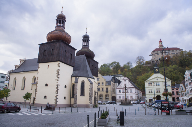 Zvonkohra s dvanácti zvonky bude vyhrávat na náchodském Karlově náměstí. Zvonkohra s dvanácti zvonky bude vyhrávat na náchodském Karlově náměstí.