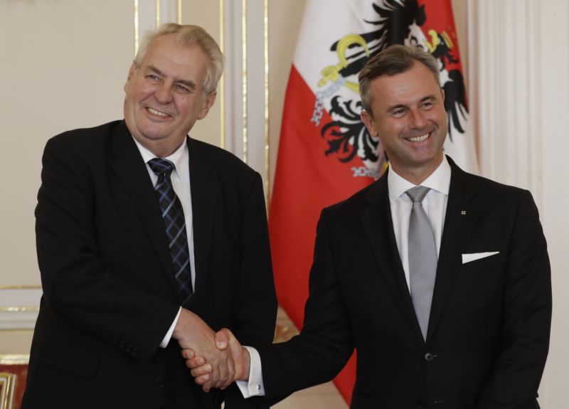 Prezident Miloš Zeman (vlevo) a Norbert Hofer.