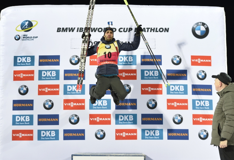 Martin Fourcade se raduje z vítězství v Östersundu.