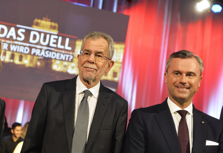 Kandidáti Alexander Van der Bellen (vpravo) a Norbert Hofer. 