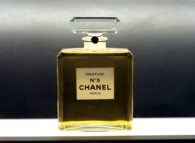 Parfém Chanel No. 5 vytvořila Coco Chanel v roce 1920.