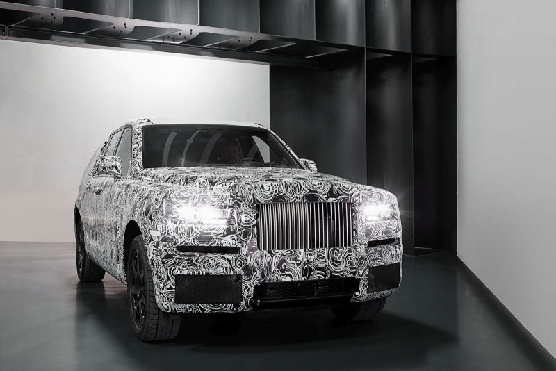 Maskovaný model Cullinan zatím  skrývá svoji podobu.