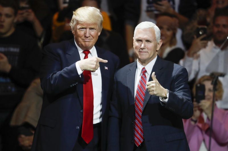 Donald Trump (vlevo) a Mike Pence.