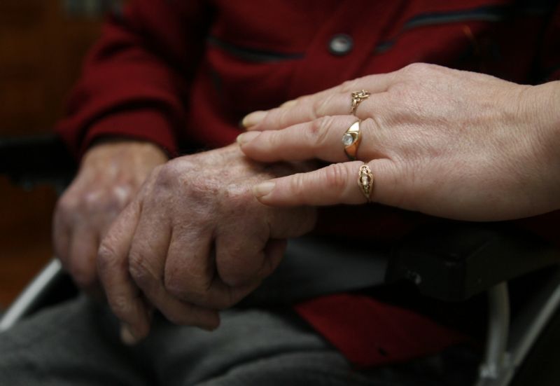 Osaměle žijící senioři mohou díky tísňovým tlačítkům včas přivolat pomoc. Sokolovská radnice vydala do oběhu dalších pět zařízení. (ilustrační foto).