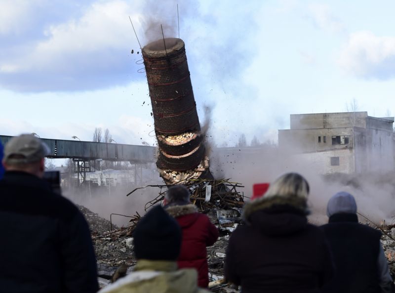 V areálu pokračuje i demolice dalších budov.