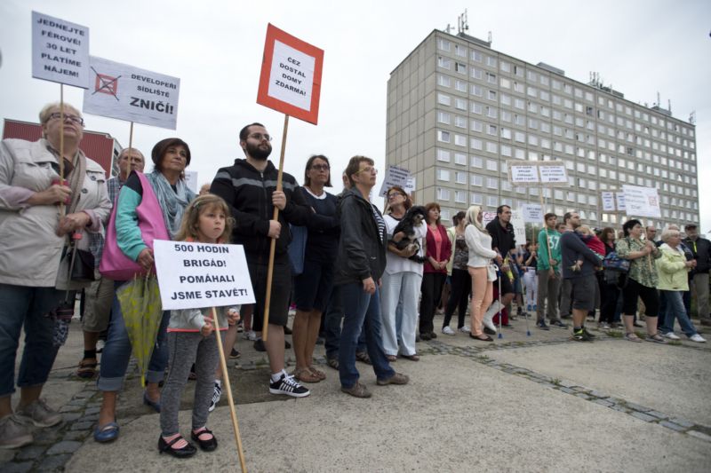 Obyvatelé pražského sídliště Písnice, kteří nesouhlasí s prodejem bytů ve vlastnictví společnosti ČEZ, se sešli na demonstraci u zdejší prodejny Albert.