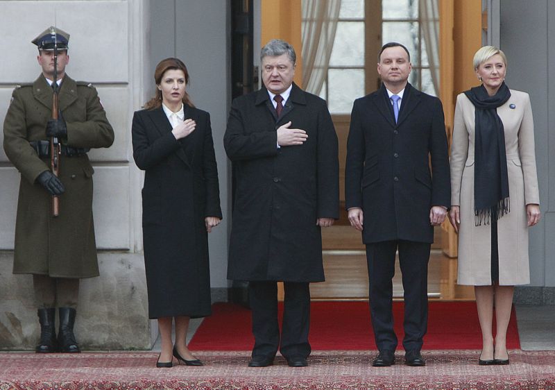 Ukrajinský prezident Petro Porošenko s manželkou (vlevo) při setkání se svým polským protějškem Andrzejem Dudou a jeho chotí.