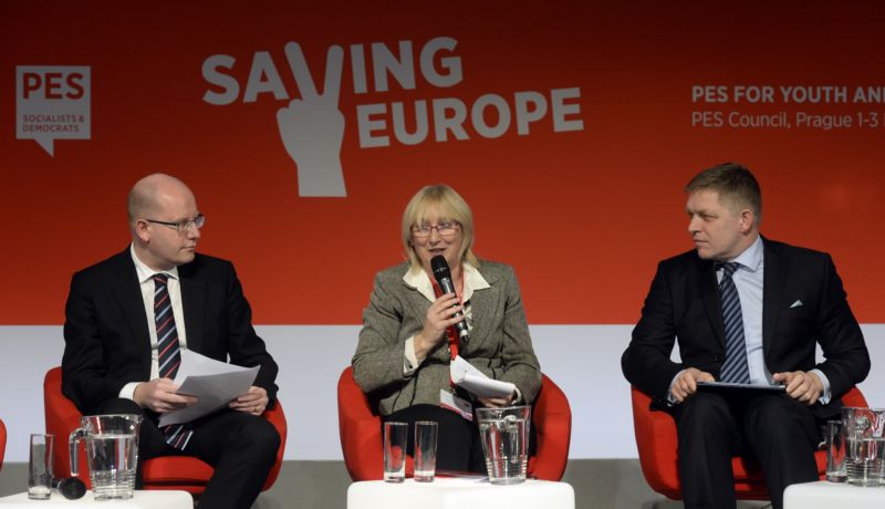 Předseda ČSSD Bohuslav Sobotka (vlevo) a předseda slovenské strany Směr-SD Robert Fico vystoupili v Praze na kongresu Strany evropských socialistů. Uprostřed je europoslankyně Olga Sehnalová.