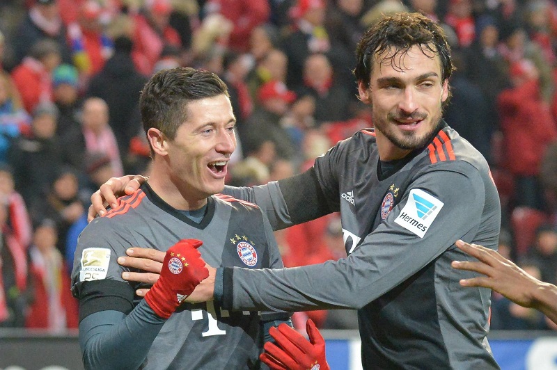 Polský fotbalista Bayernu Robert Lewandowski (vlevo).
