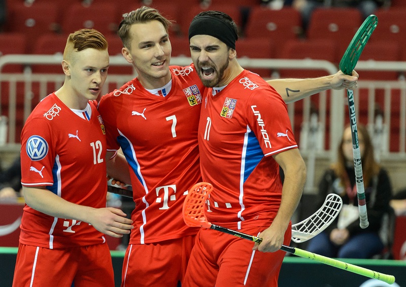 Zleva Patrik Suchánek, Milan Tomašík a Tomáš Sladký z ČR se radují z gólu.