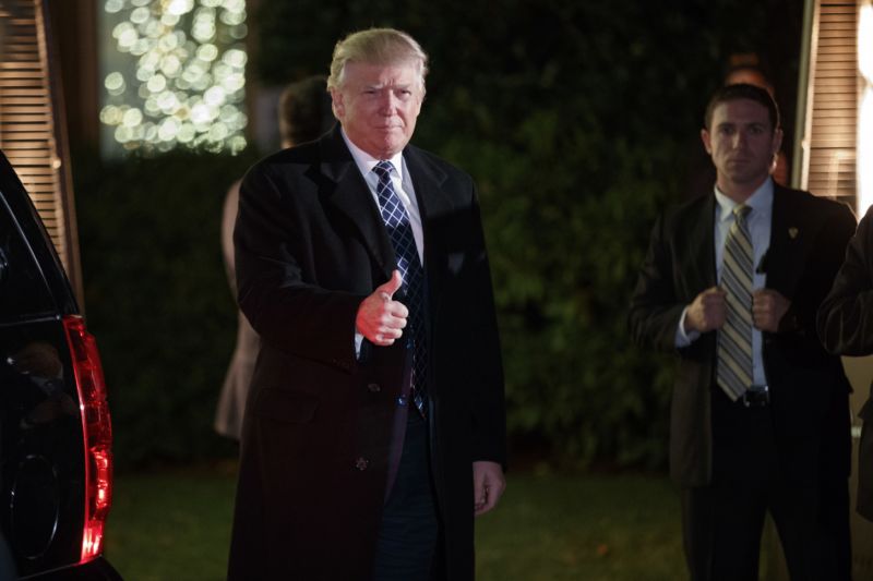 Trump šel na kostýmovou party Padouši a hrdinové sám za sebe.