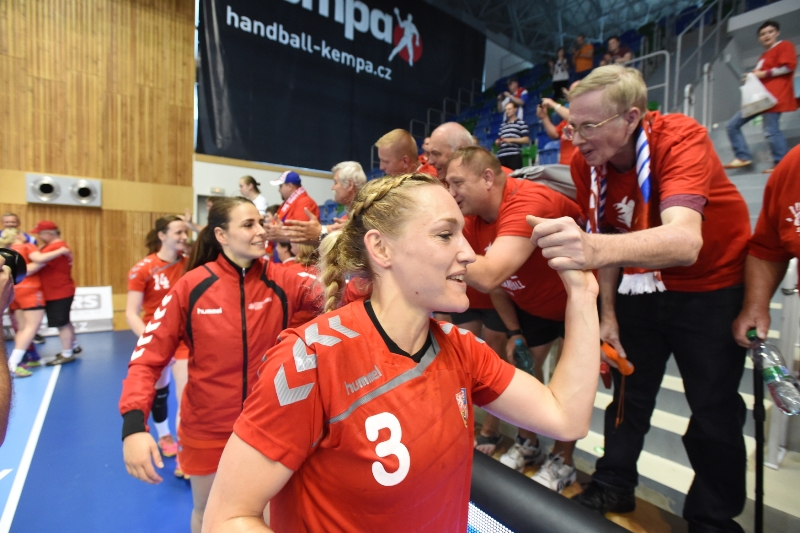 Takto slavili české házenkářky se svými fanoušky postup na EURO do Švédska.