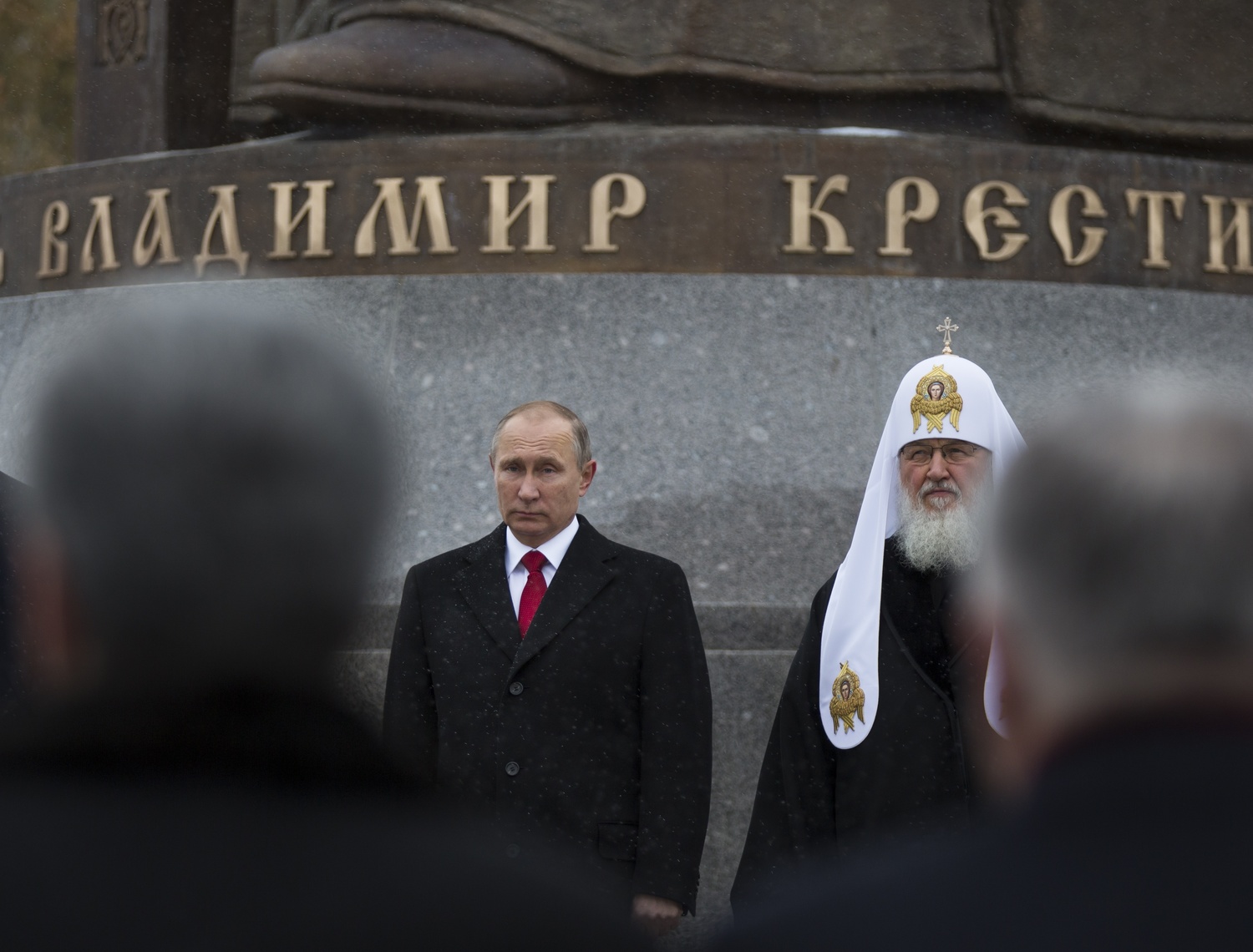 Ruský prezident Vladimir Putin a patriarcha Kirill po jeho boku. 