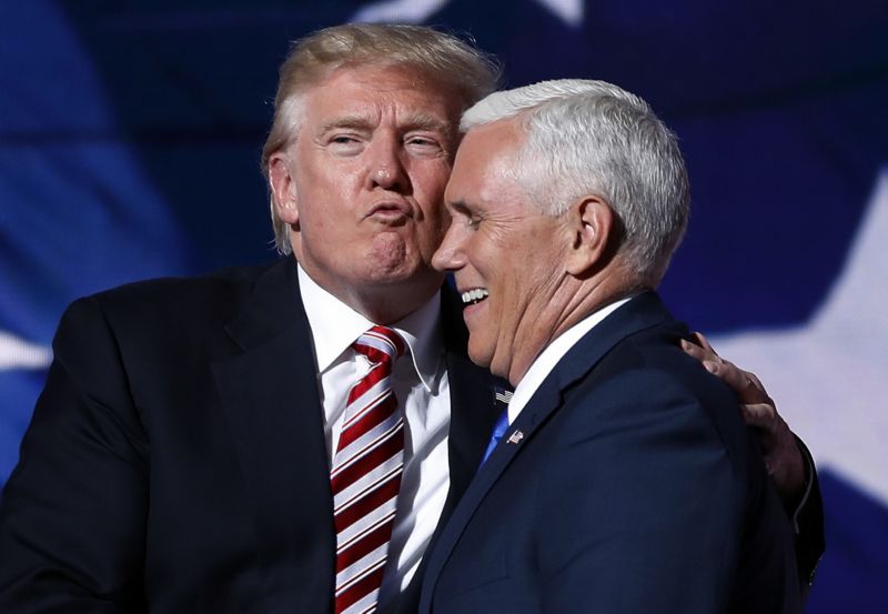 Donald Trump (vlevo) a Mike Pence.