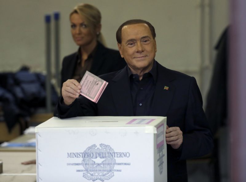 Silvio Berlusconi odevzdává svůj hlas.
