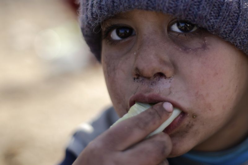 Podle tajemníka OSN je největší část humanitární pomoci potřeba v Sýrii, Iráku, Jemenu, Nigérii a Jižním Súdánu. Na obrázku syrský chlapec v Aleppu.
