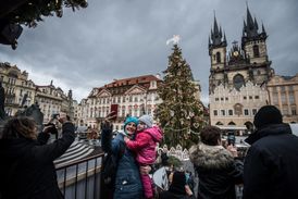 Reportér ocenil každodenní otevírací dobu stánků i kvalitu klobás a piva.