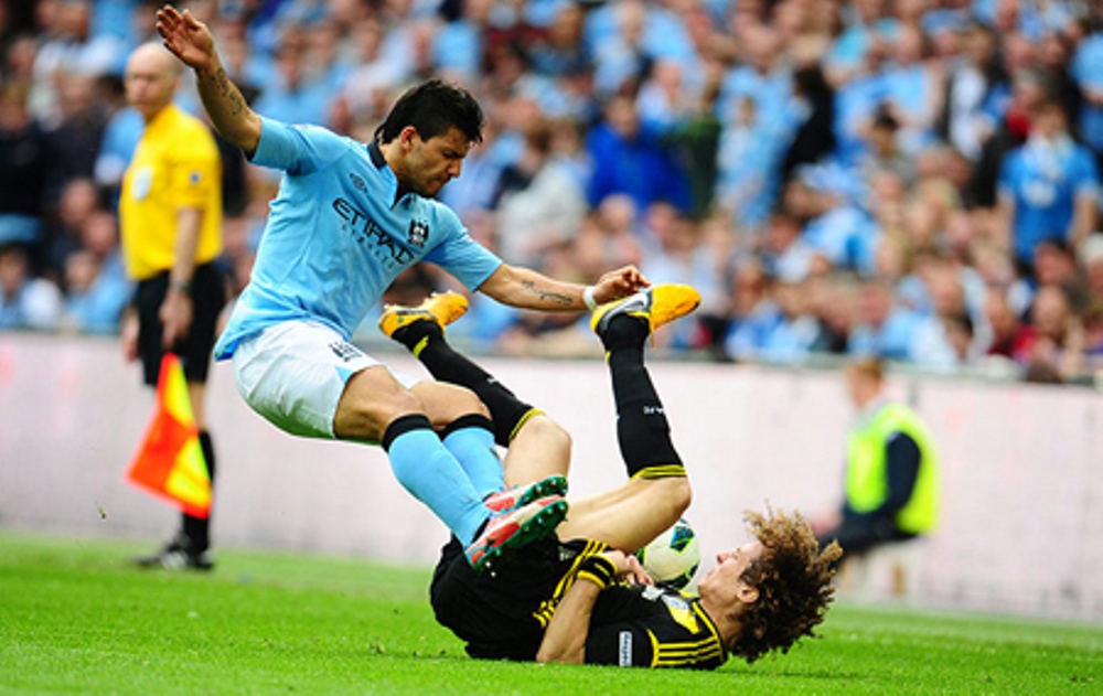 Fotbalisté Manchesteru City budou v příštích čtyřech zápasech anglické ligy postrádat svého nejlepšího střelce Sergia Agüera. Fotbalisté Manchesteru City budou v příštích čtyřech zápasech anglické ligy postrádat svého nejlepšího střelce Sergia Agüera.