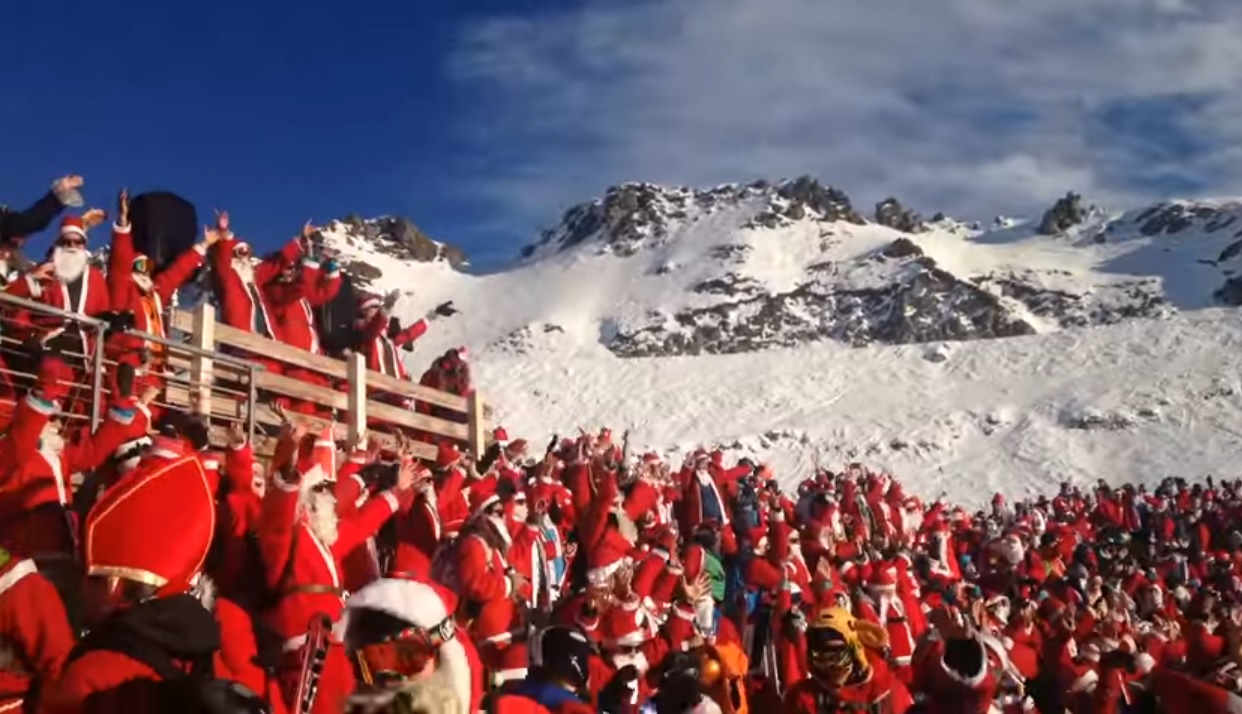 Na švýcarské sjezdovce lyžovalo 1200 Santa Clausů.