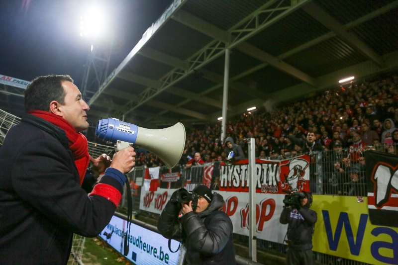 Trenér uklidňuje fanoušky Lutychu