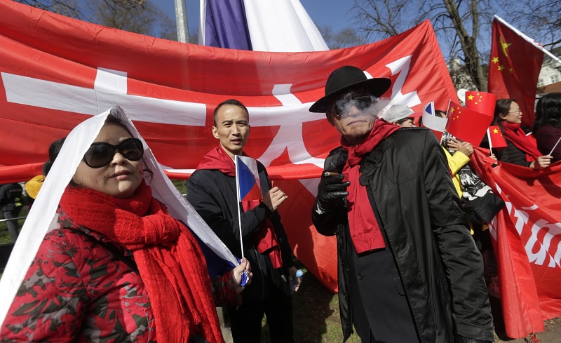Lidé v ulicích Prahy v době návštěvy čínského prezidenta. 