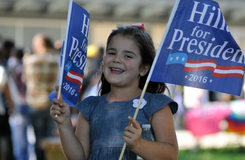 Malá podporovatelka neúspěšné demokratické prezidentské kandidátky Hillary Clintonové.