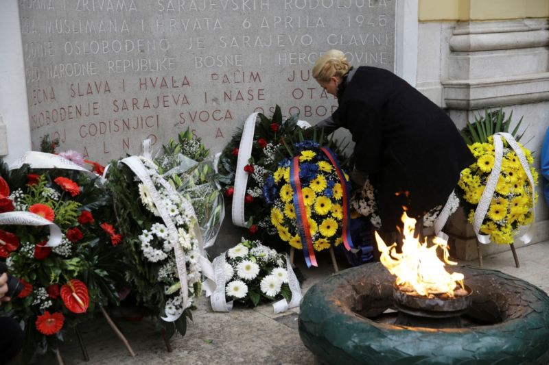 Pomník Eternal Flame  v Sarajevu, který je postaven na památku vojenských i civilních obětí druhé světové války.