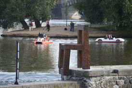 Třímetrová Židle sochařky Magdaleny Jetelové se po 14 letech vrátila na Vltavu u pražského Muzea Kampa. V roce 2002 ji odnesla povodeň až 35 kilometrů daleko od hlavního města, cesta po vodě ji však překvapivě téměř nepoškodila. Před Kampou ji od roku 2003 nahradila o něco větší replika vyrobená studenty a původní Židle putovala po českých městech. Naposledy zdobila veřejné prostranství v Litomyšli, odkud se v roce 2016 vrátila do Prahy.
