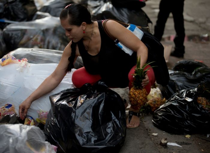 Venezuelané trpí hladem, někteří se proto živí odpadky. 