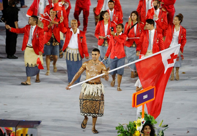 Pita Taufatofua, vlajkonoš výpravy souostroví Tonga při slavnostním zahájení letošních olympijských her v Riu de Janeiro, by rád svou zemi reprezentoval i za rok a půl na zimních hrách v Pchjongčchangu. Pita Taufatofua, vlajkonoš výpravy souostroví Tonga při slavnostním zahájení letošních olympijských her v Riu de Janeiro, by rád svou zemi reprezentoval i za rok a půl na zimních hrách v Pchjongčchangu.