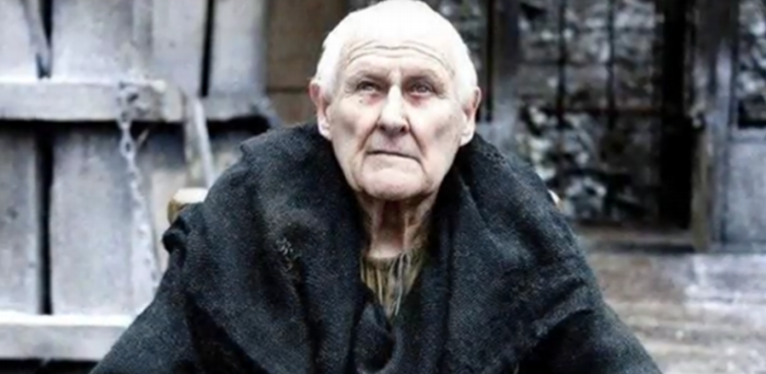 Peter Vaughan v roli  Mestrea Aemona.