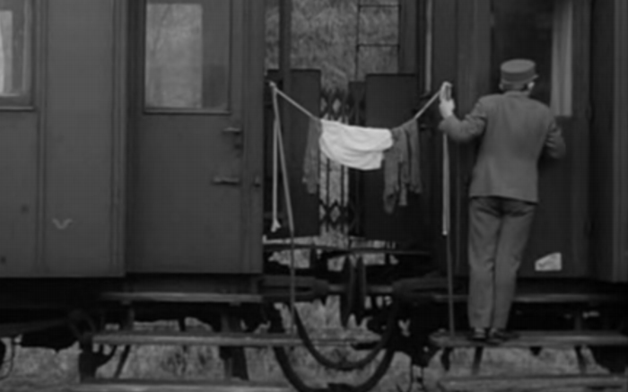 Snímek z filmu Ostře sledované vlaky. 