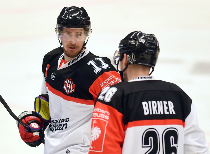 Čeští hokejisté ve službách Fribourgu - Roman Červenka a Michal Birner.