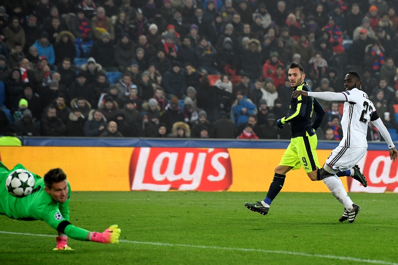 Trenér fotbalistů Arsenalu Arséne Wenger po úterním zápase Ligy mistrů v Basileji chválil střelecký instinkt útočníka Lucase Péreze, který hattrickem přispěl k hladké výhře 4:1. Trenér fotbalistů Arsenalu Arséne Wenger po úterním zápase Ligy mistrů v Basileji chválil střelecký instinkt útočníka Lucase Péreze, který hattrickem přispěl k hladké výhře 4:1.