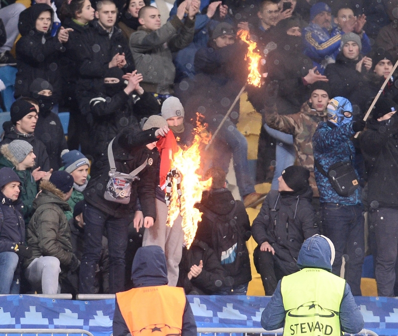Po střetech fanoušků Dynama Kyjev a Besiktase Istanbul před úterním utkáním fotbalové Ligy mistrů bylo deset lidí ošetřeno s bodnými ranami. 