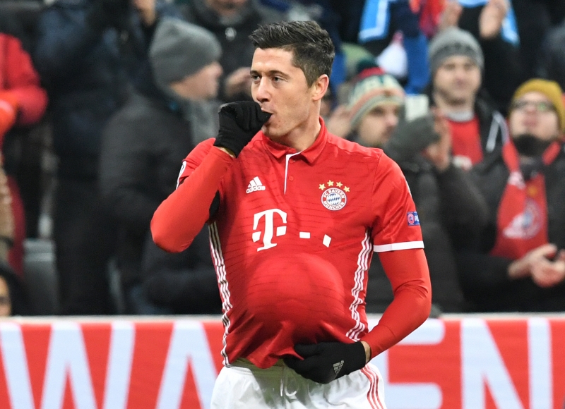 Útočník Bayernu Mnichov Robert Lewandowski precizním přímým kopem rozhodl úterní domácí zápas fotbalové Ligy mistrů s Atléticem Madrid (1:0) a následnou gólovou oslavou prozradil, že s manželkou čeká první dítě. Útočník Bayernu Mnichov Robert Lewandowski precizním přímým kopem rozhodl úterní domácí zápas fotbalové Ligy mistrů s Atléticem Madrid (1:0) a následnou gólovou oslavou prozradil, že s manželkou čeká první dítě.