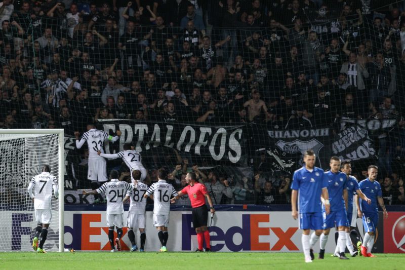 Fotbalisté PAOKU Soluň slaví branku vstřelenou Liberci.