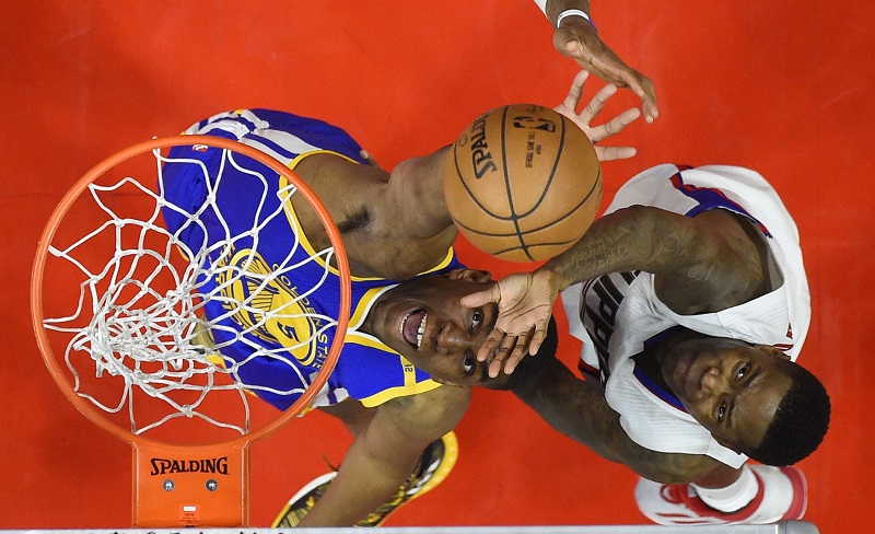 Basketbalisté Golden State zvítězili na palubovce Los Angeles Clippers 115:98 a s bilancí 18 výher a tří porážek vévodí NBA.