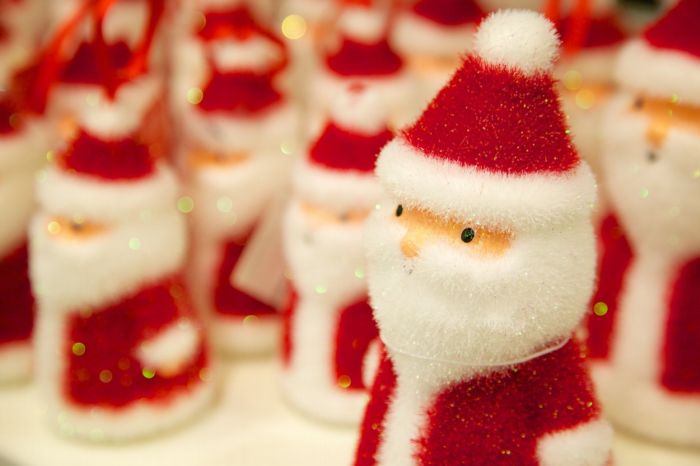 Obchody jsou plné postav Santa Clause. 