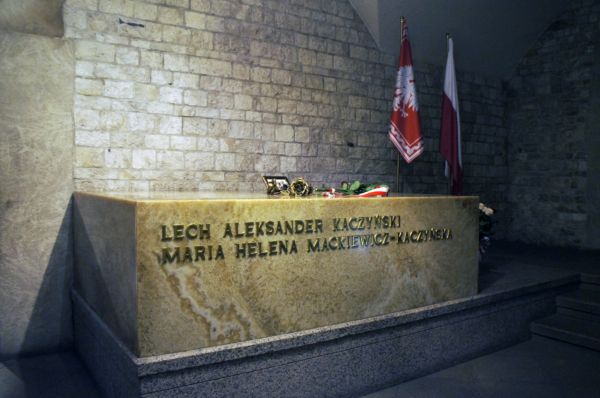 Sarkofág s ostatky polského prezidenta Lecha Kaczyńského a jeho manželky Marie.