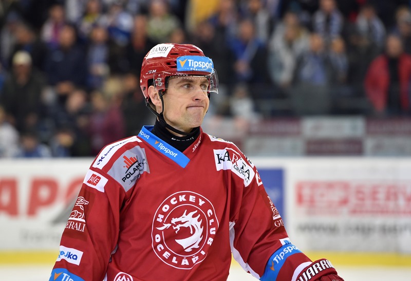 Třinecký hokejista Jiří Polanský odejde po sporu s trenérem Vladimírem Kýhosem na zbytek sezony na hostování. Třinecký hokejista Jiří Polanský odejde po sporu s trenérem Vladimírem Kýhosem na zbytek sezony na hostování.