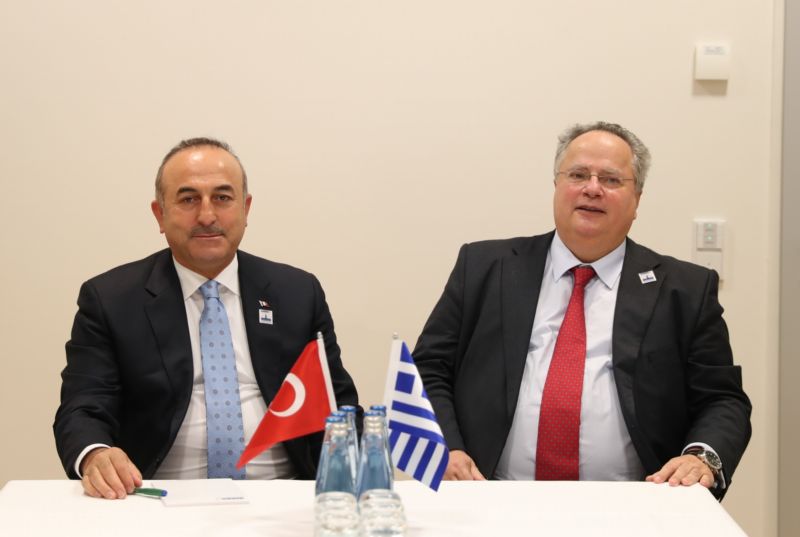 Turecký ministr zahraničí Mevlüt Çavuşoglu (vlevo).