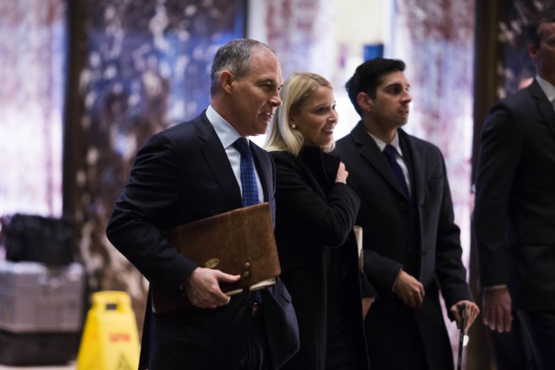 Scott Pruitt (vlevo).