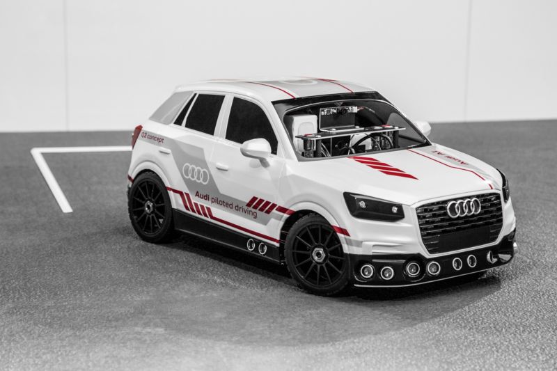 Zmenšené Audi Q2 si samo najde parkovací místo a usadí se v něm.