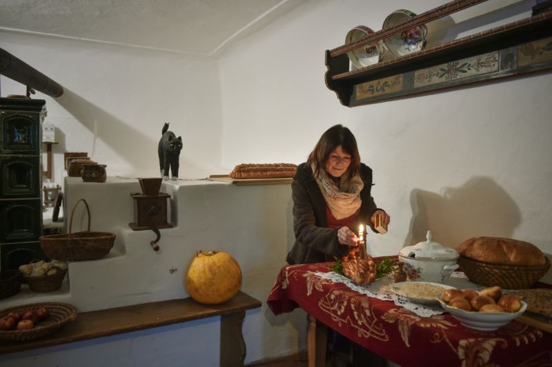Pro adventní období je v národní kulturní památce upravená expozice zejména v hlavní světnici.