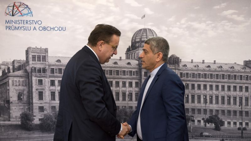 Ministr průmyslu a obchodu Jan Mládek (vlevo) a íránský ministr hospodářství a financí Alí Tadžebníjá.