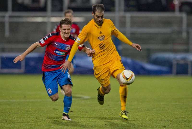 Fotbalová Sparta přivedla španělského útočníka Néstora Albiacha (vpravo).