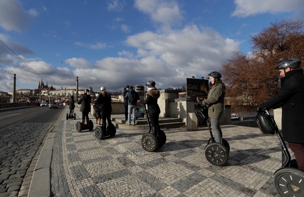 Segwaye jsou v některých částech historického centra Prahy zakázané.