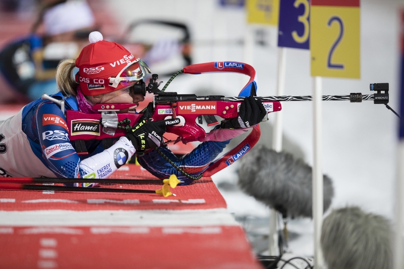 Eva Puskarčíková při střelbě vleže. 